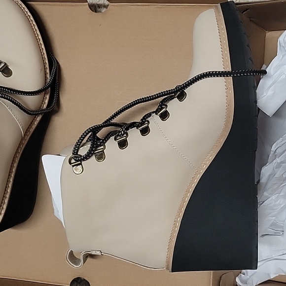 TOMS boots - Picture 2 of 4